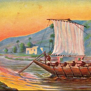 Puede incluir: Pintura vintage de un barco con una gran vela blanca en un río. El barco tiene varios remeros y está situado sobre un fondo de montañas, palmeras y un edificio. El cielo es un degradado de naranja y amarillo.