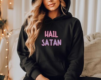 Könnte beinhalten: Schwarzer Kapuzenpullover mit dem Text "HAIL SATAN" in rosa und lila Buchstaben.