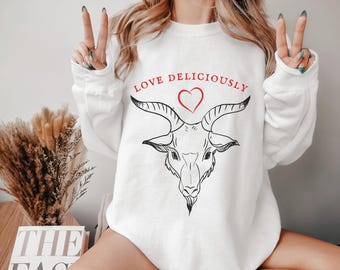 Esthetisch sweatshirt Valentijnsdag, valentijnscadeau voor vriendin, Love Deliciously, zwarte Phillip Baphomet, horrorfilm kledingcadeaus