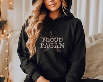 Peut inclure: Sweat-shirt à capuche noir avec un motif de pentagramme blanc et le texte "Proud Pagan" au centre.