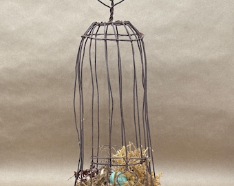 Jaula de alambre rústica primitiva hecha a mano con corazón / Decoración de estilo cottagecore / Decoración de boda campestre / Vintage / Decorativa