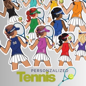 Puede incluir: Un conjunto de pegatinas personalizadas con temática de tenis. Las ilustraciones muestran jugadoras de tenis de espaldas, sosteniendo raquetas y pelotas, con viseras con nombres. Las palabras "PERSONALIZADO" y "Tenis" también son visibles.