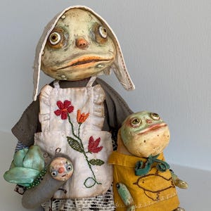 Frog Mother with Baby Set. Handmade Primitive Frog Dolls .Woodland Toad Family. Whimsical Nursery Decor and Unique Gift.