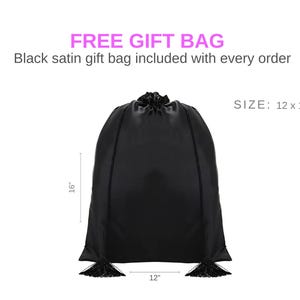 以下が含まれることがあります： 黒いサテンのギフトバッグ。巾着開閉とタッセルのアクセント付き。バッグのサイズは30 x 41 cmです。「FREE GIFT BAG」と「Black satin gift bag included with every order」のテキストが画像に表示されています。