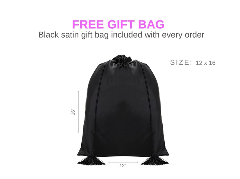 以下が含まれることがあります： 黒いサテンのギフトバッグ。巾着開閉とタッセルのアクセント付き。バッグのサイズは30 x 41 cmです。「FREE GIFT BAG」と「Black satin gift bag included with every order」のテキストが画像に表示されています。