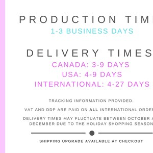 以下が含まれることがあります： ピンクのボーダーが付いた白い背景にテキストがあります。「PRODUCTION TIME: 1-3 BUSINESS DAYS」と「DELIVERY TIMES: CANADA: 3-9 DAYS, USA: 4-9 DAYS, INTERNATIONAL: 4-27 DAYS」と書かれています。