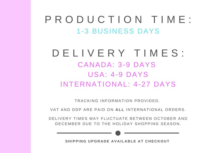 以下が含まれることがあります： ピンクのボーダーが付いた白い背景にテキストがあります。「PRODUCTION TIME: 1-3 BUSINESS DAYS」と「DELIVERY TIMES: CANADA: 3-9 DAYS, USA: 4-9 DAYS, INTERNATIONAL: 4-27 DAYS」と書かれています。