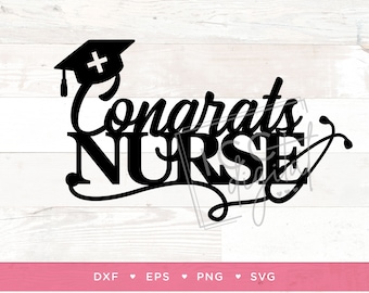 Puede incluir: Silueta en blanco y negro de un gorro de graduación con una cruz en la parte superior y el texto "Congrats Nurse" con un diseño de estetoscopio.