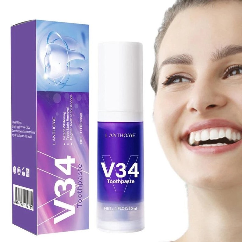 K&ouml;nnte beinhalten: Eine wei&szlig;e und violette Tube V34 Zahnpasta mit dem Text "Instant Whitening Tooth Stain Removal Brighter Teeth In 15 Seconds" und "NET: 1 FLOZ/30ml". Die Tube befindet sich neben einer wei&szlig;en Schachtel mit dem gleichen Design und Text. Die Schachtel hat auch einen Barcode.