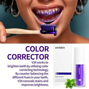 K&ouml;nnte beinhalten: Eine violette und wei&szlig;e Tube smilekit V34 Colour Corrector, eine Zahnbleichbehandlung. Das Produkt wird neben einer Person gezeigt, die sich mit einer violetten Zahnb&uuml;rste die Z&auml;hne putzt. Der Text auf der Tube lautet "V34 Colour Corrector" und "30ml 1 fl oz".