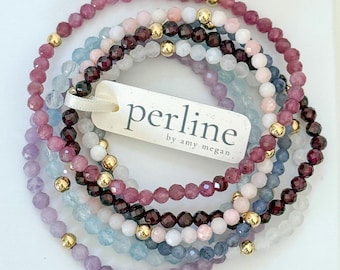 Pulseras apilables de piedras preciosas de 4 mm, con cuentas elásticas de piedras naturales y detalles en oro laminado o plata de ley.