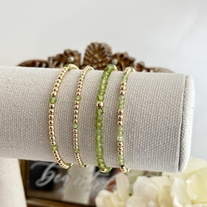Pulseira com Pedra de Nascimento de Agosto: Pulseiras elásticas com contas em peridoto verde e prata de lei ou banhadas a ouro, com pedras preciosas genuínas.