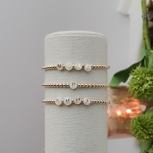Pulsera de cuentas doradas con nombre o inicial personalizadas/Pulsera de la amistad con letras de nácar y relleno de oro personalizado/Regalo para mamá