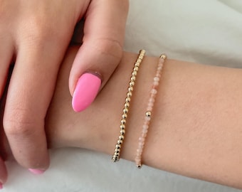 Lichtroze edelsteen en goudgevulde armbandset, natuurlijke zonnesteen, roze en sterlingzilver stapelen sieraden Stone of Joy, sierlijke armbanden