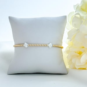 Klee und Gold Bead Armband | Weiße Perlmutt Muschel und 14k Gold Filled Perlen Stretch Armband Quatrefoil Good Luck Geschenk