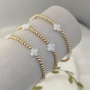 Armband med korspärlor i stretch | Guldfyllt kors med pärlemorsskal | Kristen armband i gåva