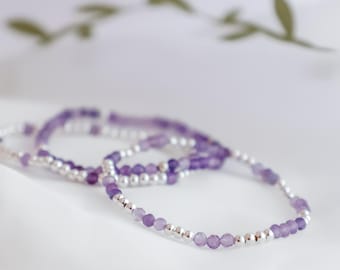 Armbandset, stapel: amethist en sterlingzilver, februari geboortesteensieraden, paarse edelsteensieraden, set van drie stretchkralen
