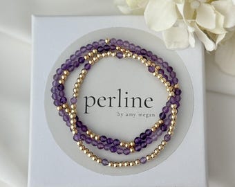 Stapel armbanden: amethist en goudgevulde stretcharmbanden met kralen, set van drie, geboortesteen van februari, paarse stenen, AA-klasse