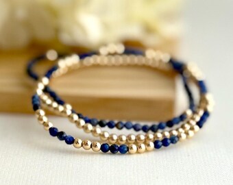 Pulsera elástica de cuentas de sodalita azul / Pulsera de piedra de la verdad, cuentas azules y de oro laminado de 14k o plata / Joyería para apilar y combinar
