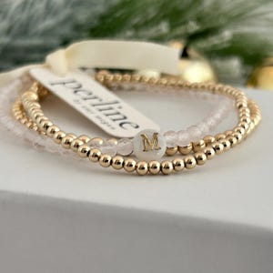 Pulsera personalizada con inicial y piedras preciosas / Joyería elástica apilable rellena de oro de 14 k / Cuentas del alfabeto con letras de nácar