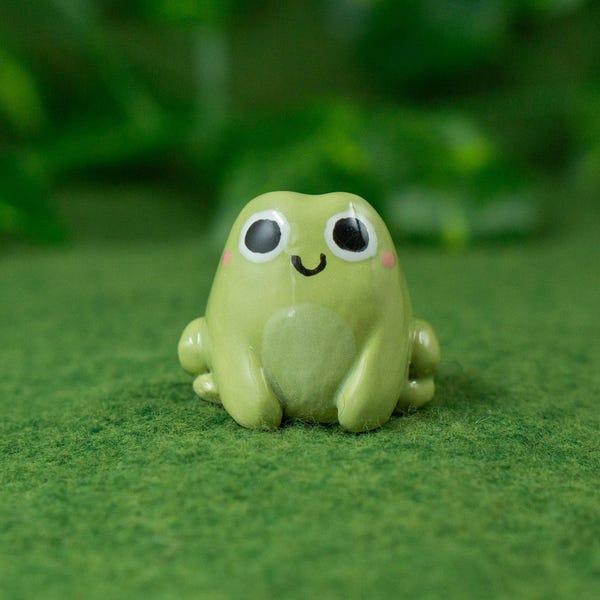 Mini figura de rana de cerámica / Escultura de animal diminuta hecha a mano, ideal para escritorios de bosque