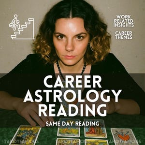Peut inclure: Une femme aux cheveux foncés et vêtue d'un haut noir est au centre de l'image. Le texte "CAREER ASTROLOGY READING" est affiché en grandes lettres blanches. En dessous, le texte "SAME DAY READING" est visible. Des cartes de tarot sont disposées sur une surface verte.