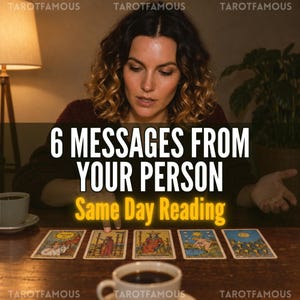 Pode incluir: Cinco cartas de tarot estão dispostas sobre uma mesa de madeira à frente de uma pessoa. O texto na imagem diz 6 MESSAGES FROM YOUR PERSON e Same Day Reading. Duas chávenas de cerâmica branca são visíveis na mesa, uma perto das cartas e outra em primeiro plano.