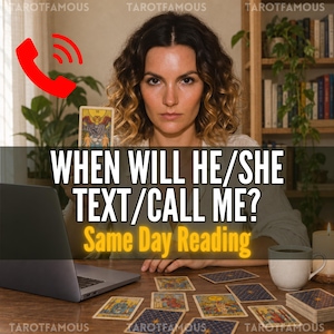 Puede incluir: Un anuncio de servicio de lectura de tarot con una persona sosteniendo una carta de tarot junto a una computadora portátil, una taza y cartas esparcidas sobre una mesa de madera. El texto dice: WHEN WILL HE/SHE TEXT/CALL ME? Same Day Reading.