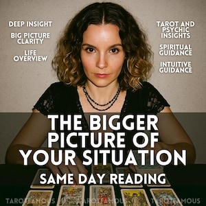 Peut inclure: Une femme aux cheveux bouclés et vêtue d'un haut noir est assise à une table avec des cartes de tarot. Le texte sur l'image comprend "Deep Insight", "Big Picture Clarity", "Life Overview", "Tarot and Psychic Insights", "Spiritual Guidance" et "Intuitive Guidance". Le texte "The Bigger Picture of Your Situation" et "Same Day Reading" est également visible.
