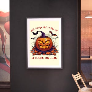 Peut inclure: Une affiche encadrée sur le thème d'Halloween avec une citrouille souriante portant un chapeau de sorcière. La citrouille orange est entourée de petites citrouilles et de chauves-souris. Le texte dit "Get Ready For a Night" et "of Thrills and Chills".