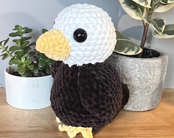 Peluche de águila de ganchillo