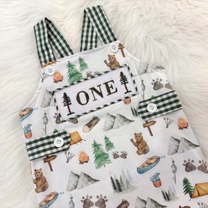 Traje de primer cumpleaños de un campista feliz: mono fruncido para niño