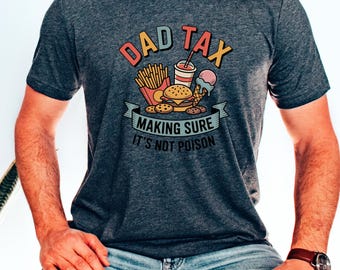 Może przedstawiać: Ciemnoszara koszulka z kolorową grafiką z napisem "DAD TAX" nad ilustracją fast foodów. Poniżej grafiki znajduje się napis "MAKING SURE IT'S NOT POISON".