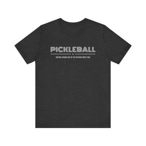 Camiseta engraçada de Pickleball: Mantendo as mulheres fora da cozinha desde 1965 imagem 6