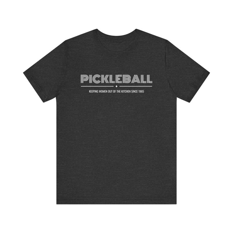 Camiseta engraçada de Pickleball: Mantendo as mulheres fora da cozinha desde 1965 imagem 6