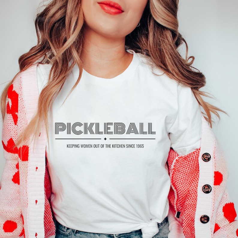 Camiseta engraçada de Pickleball: Mantendo as mulheres fora da cozinha desde 1965 imagem 4