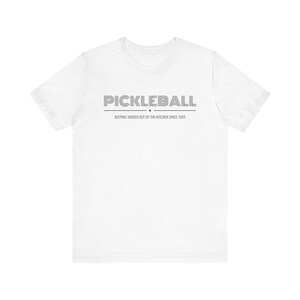 Camiseta engraçada de Pickleball: Mantendo as mulheres fora da cozinha desde 1965 imagem 5