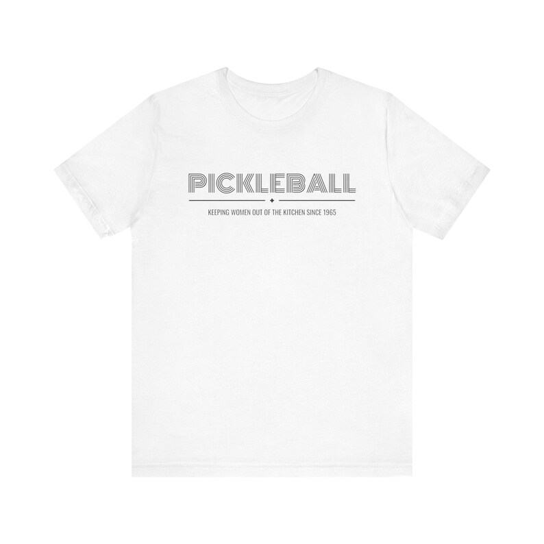 Camiseta engraçada de Pickleball: Mantendo as mulheres fora da cozinha desde 1965 imagem 5