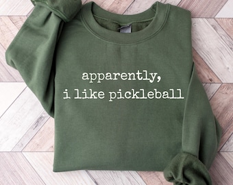 A quanto pare mi piace la felpa da pickleball, il regalo da pickleball, la maglietta da giocatore di pickleball, il compagno di pickleball, l'allenatore di pickleball, la squadra di pickleball