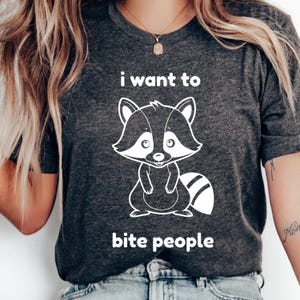 Jag vill bita folk T-shirt, rolig meme-tröja, rolig tvättbjörn-tröja, jag har rabies-tröja