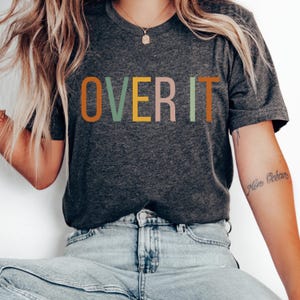 over-it t-shirt, söt grafisk t-shirt trendig nu, bekväm vardags-t-shirt, mjuk bomulls-t-shirt för kvinnor, feministisk t-shirt
