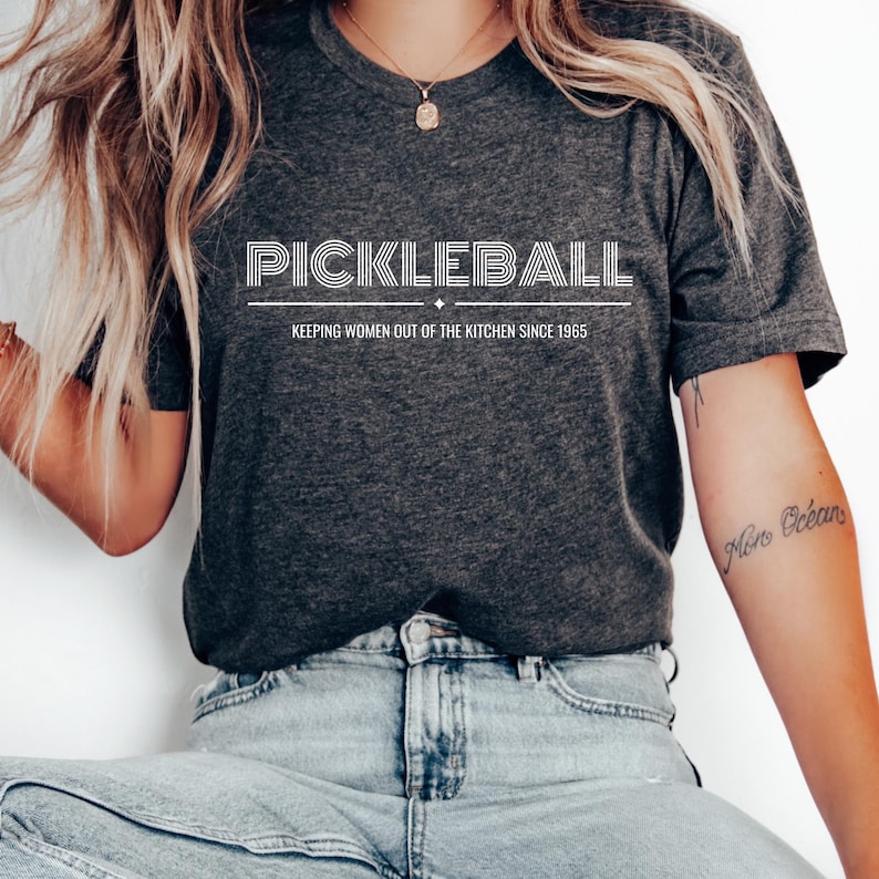 Camiseta engraçada de Pickleball: Mantendo as mulheres fora da cozinha desde 1965 imagem 1
