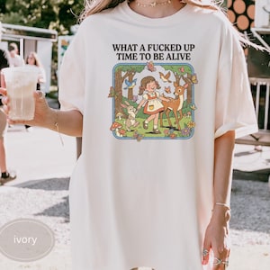 Koszulka „What a Time To Be Alive”, zabawna koszulka z czarnym humorem, zabawna koszulka z motywem Cottage Core, sarkastyczna koszulka, bluza z sarkastycznym humorem, zabawny prezent dla
