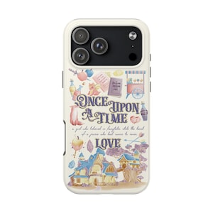Puede incluir: Una funda de teléfono de color crema con un diseño caprichoso con las palabras "ONCE UPON A TIME" e ilustraciones de un castillo, un carrito de helados y otros elementos de cuento de hadas. La funda tiene un parachoques protector y recortes para la cámara.