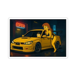 以下が含まれることがあります： 黄色いスポーツカーのステッカー。運転席には漫画のキャラクター、車にはビキニ姿の女性が寄りかかっている。背景にはネオンの「OPEN」サインと暗い街並みが描かれています。