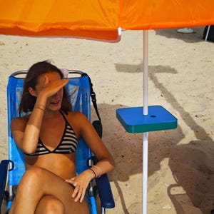 Beach Umbrella Table Tray – Portable Drink & Phone Holder | Outdoor Cup Holder-Storage Organizer for Sand, Pool, Patio Travel