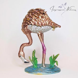 Caja joyera de flamenco enjoyada. Porta joyas/anillos de peltre esmaltado con bisagra. Caja/tarjeta de regalo con figura de pájaro de colección.