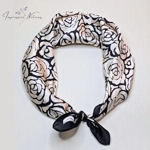 Pañuelo de rosas 100 % seda morera con caja y tarjeta de regalo. Pañuelo floral blanco y negro para el cuello y el cabello para el Día de la Madre. Pañuelo cuadrado con flores para el cabello y el bolso.