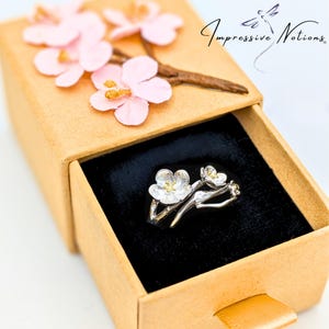 Anillo ajustable de flor de cerezo en plata de ley 925 con caja de regalo. Preciosa joya artística con diseño de rama floral, talla única, ideal como regalo.