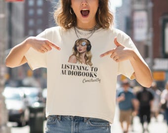 Camiseta corta con auriculares inspirada en Swiftie / Camiseta de la era de los lectores de Swiftie / Top corto para amantes de los audiolibros